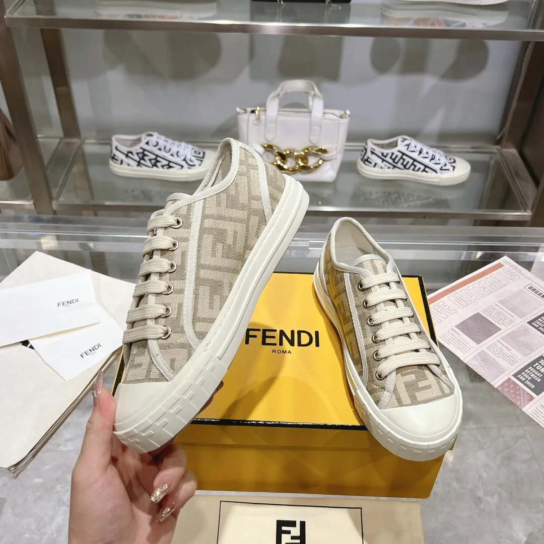 Couple style 💰460❤️Fendi Fendi's latest couple canvas shoes ❑ Fabric: Original customized imported jacquard canvas material ❑ Inner lining: Imported canvas material ❑ Sole: Original molded non-slip TPU outsole ❑ Bottom thickness: 2.5cm ❑ Size: Women's 35-40/Men's 39-45